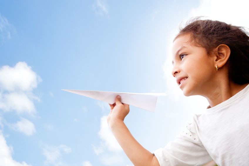 子ども：紙飛行機
