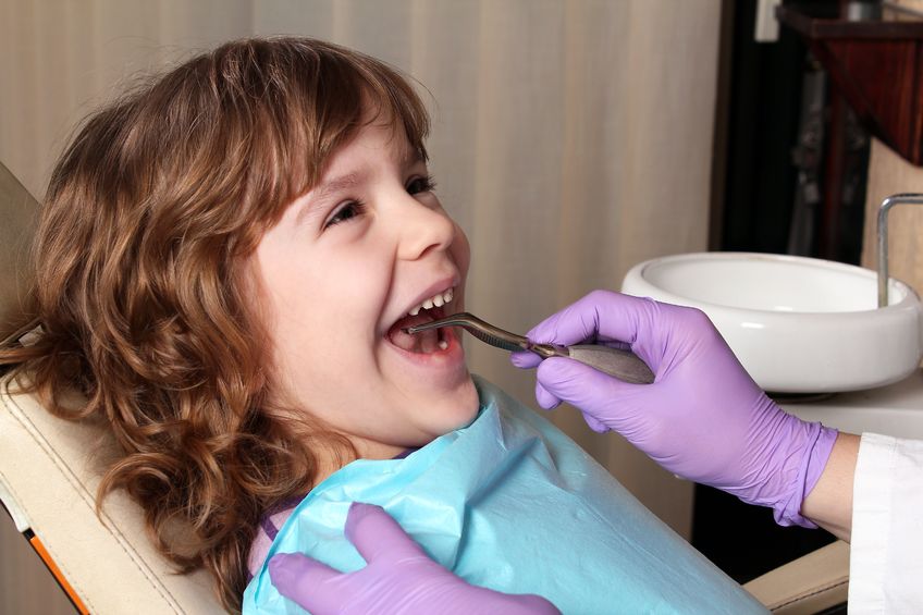 歯医者で治療を受ける女の子