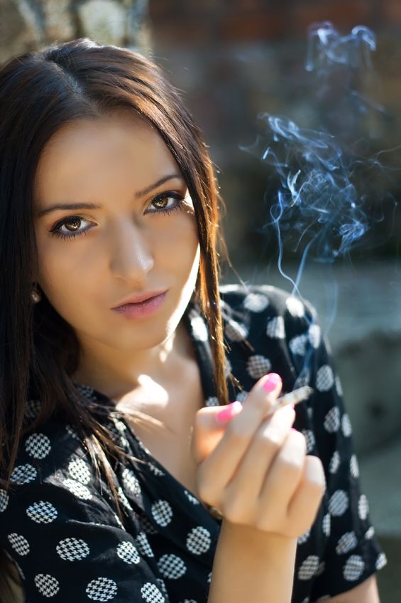 女性：たばこ