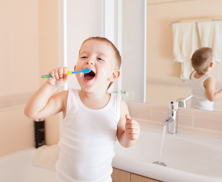 歯を磨く男の子
